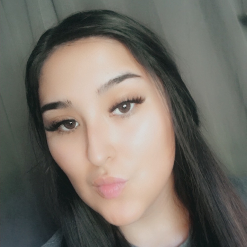 Meet your Posher, Mia